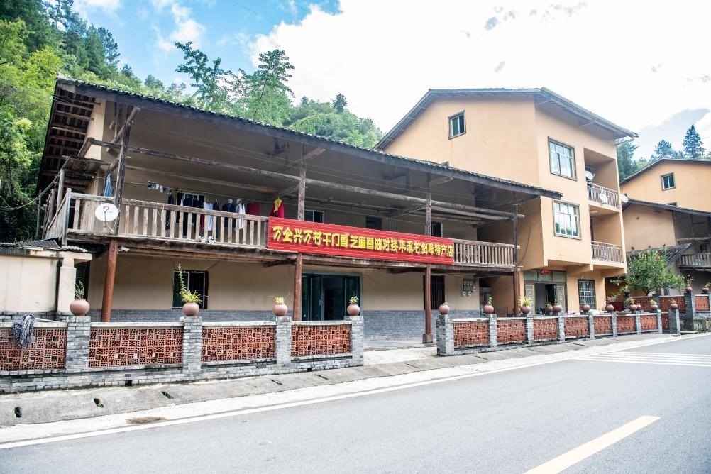 這是8月28日拍攝的危房改造后的村民張劍峰家。新華社記者 唐奕 攝