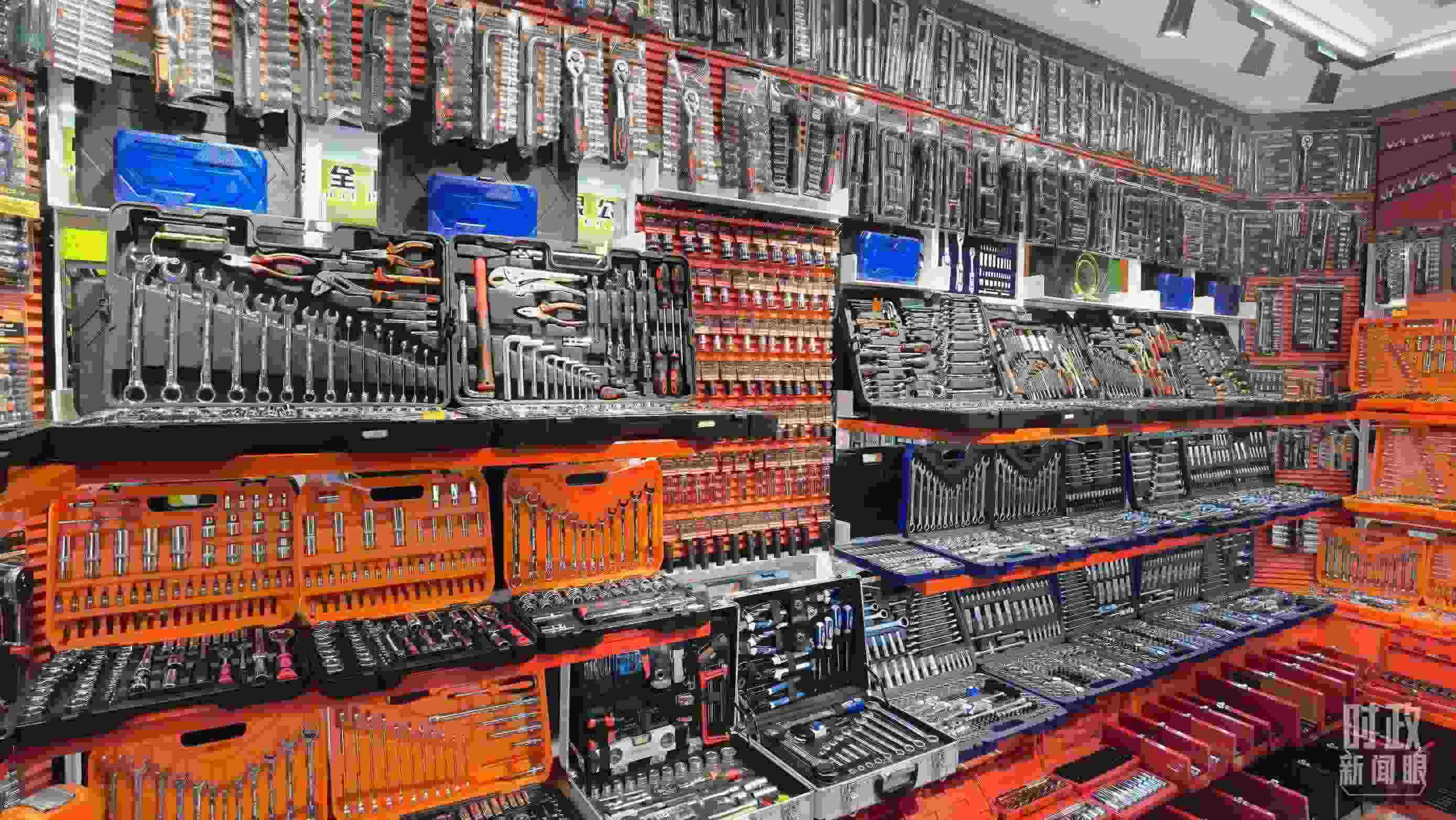 △義烏國際商貿(mào)城內(nèi)的一家五金店，貨品豐富。（總臺央視記者石丞拍攝）