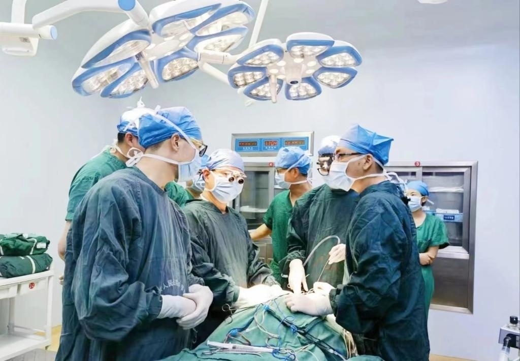 浙江省人民醫(yī)院畢節(jié)醫(yī)院的醫(yī)師團(tuán)隊(duì)正在為患者李老伯進(jìn)行手術(shù)。（王磊波 攝 新華社發(fā)）