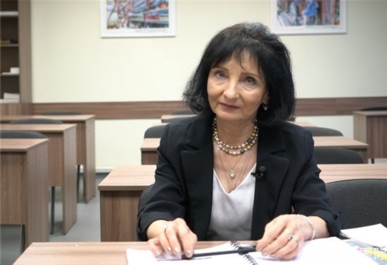 阿拉在白大孔院接受記者采訪。人民網(wǎng)記者 皇甫萬(wàn)里攝