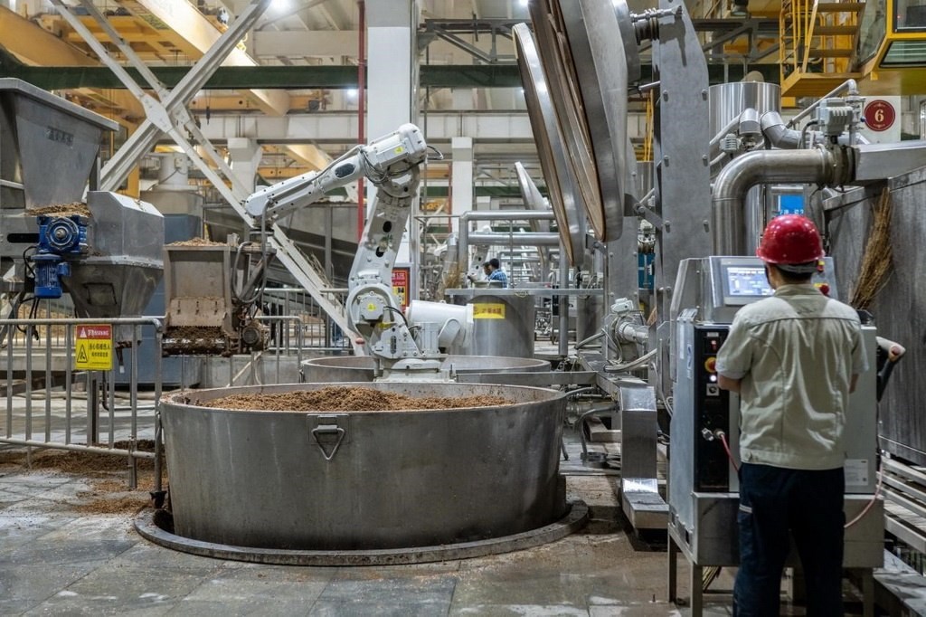 907車(chē)間里，機(jī)械臂正在撒料裝甑。嚴(yán)磊攝