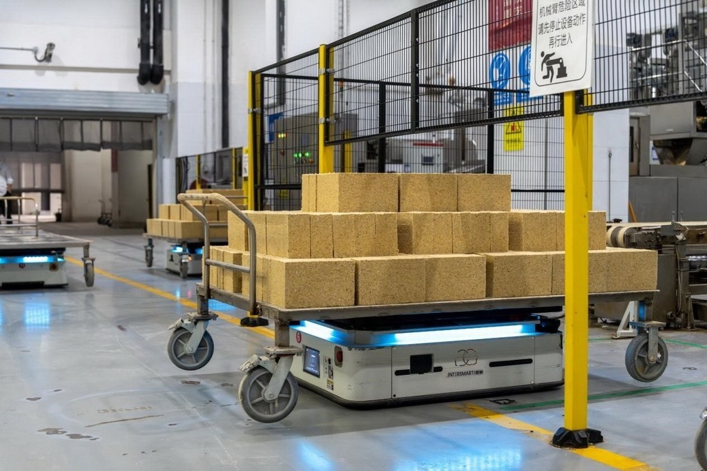 在701制曲車(chē)間，運(yùn)輸機(jī)器人等智能化設(shè)備已實(shí)現(xiàn)規(guī)模化應(yīng)用。王哲攝