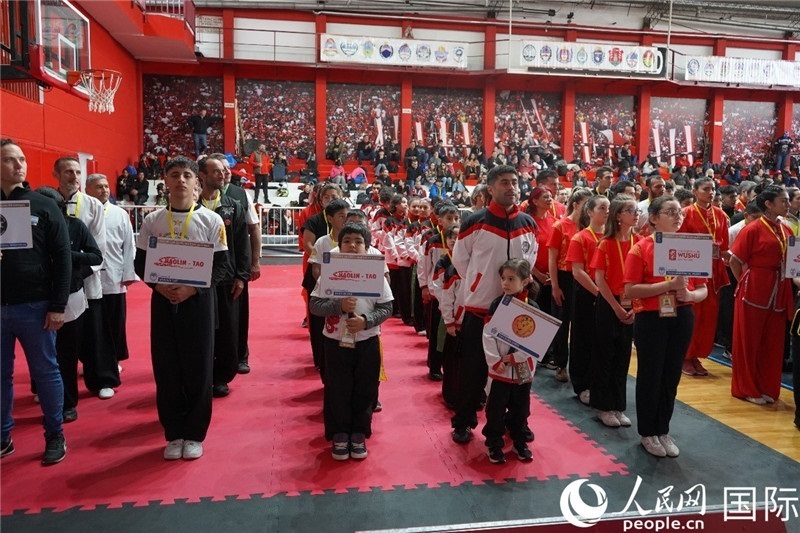 圖為開幕式現(xiàn)場運(yùn)動員入場儀式。人民網(wǎng)記者 許放攝