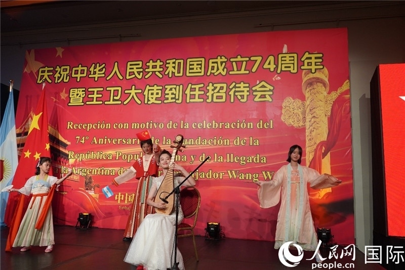 圖為招待會(huì)現(xiàn)場(chǎng)中國(guó)傳統(tǒng)樂(lè)器演奏和舞蹈展示。人民網(wǎng)記者 許放攝