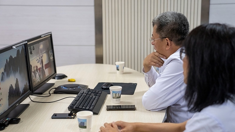 新疆醫(yī)科大學第一附屬醫(yī)院專家團隊與哈薩克斯坦國立科學研究中心的專家對患者進行跨國遠程會診。人民網(wǎng)記者 許崢攝