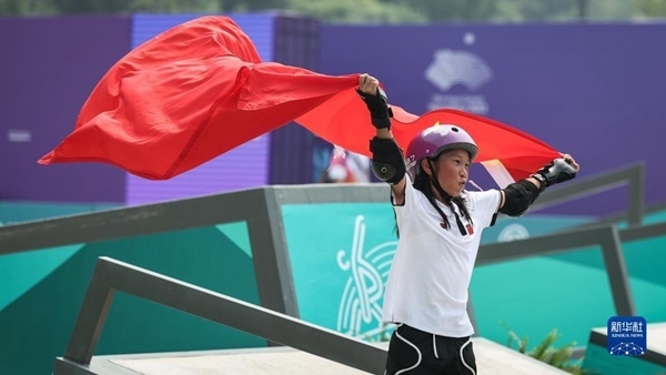 9月27日，崔宸曦在賽后慶祝奪冠。當(dāng)日，在錢塘輪滑中心舉行的杭州亞運(yùn)會(huì)女子街式?jīng)Q賽中，中國(guó)選手崔宸曦以242.62分的成績(jī)奪得冠軍，曾文蕙獲得亞軍，日本選手伊藤美優(yōu)獲得季軍。新華社記者 潘昱龍攝