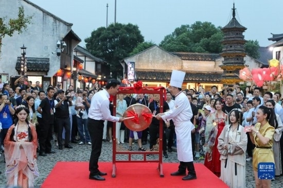 9月27日拍攝的2023年南翔國潮大會暨第十七屆上海南翔小籠文化展開幕儀式現(xiàn)場。