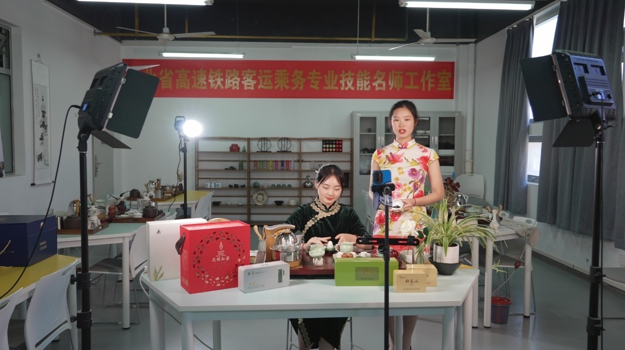 學生們正在直播。受訪單位供圖