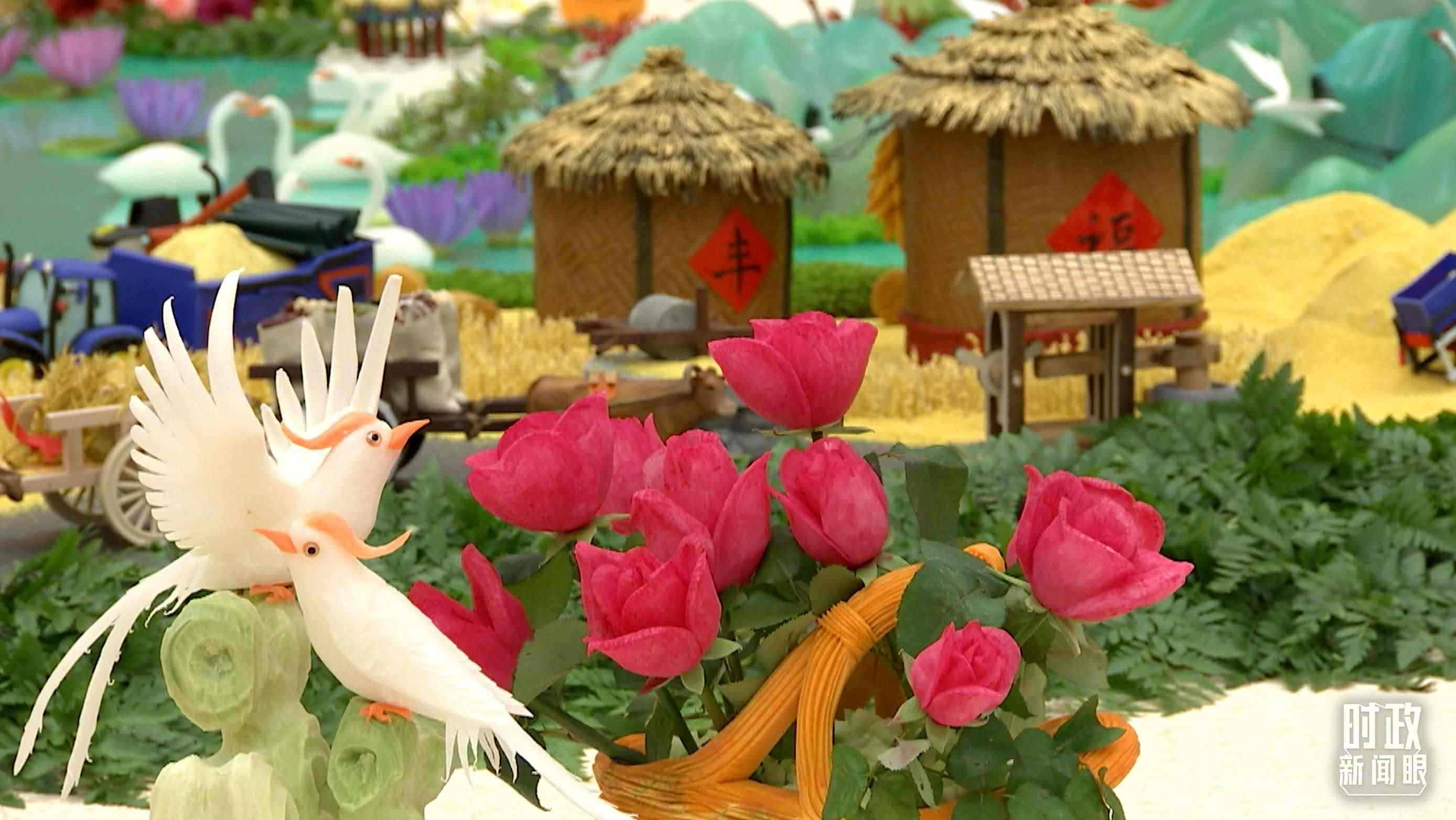 △宴會(huì)廳內(nèi)，節(jié)日氛圍濃郁。