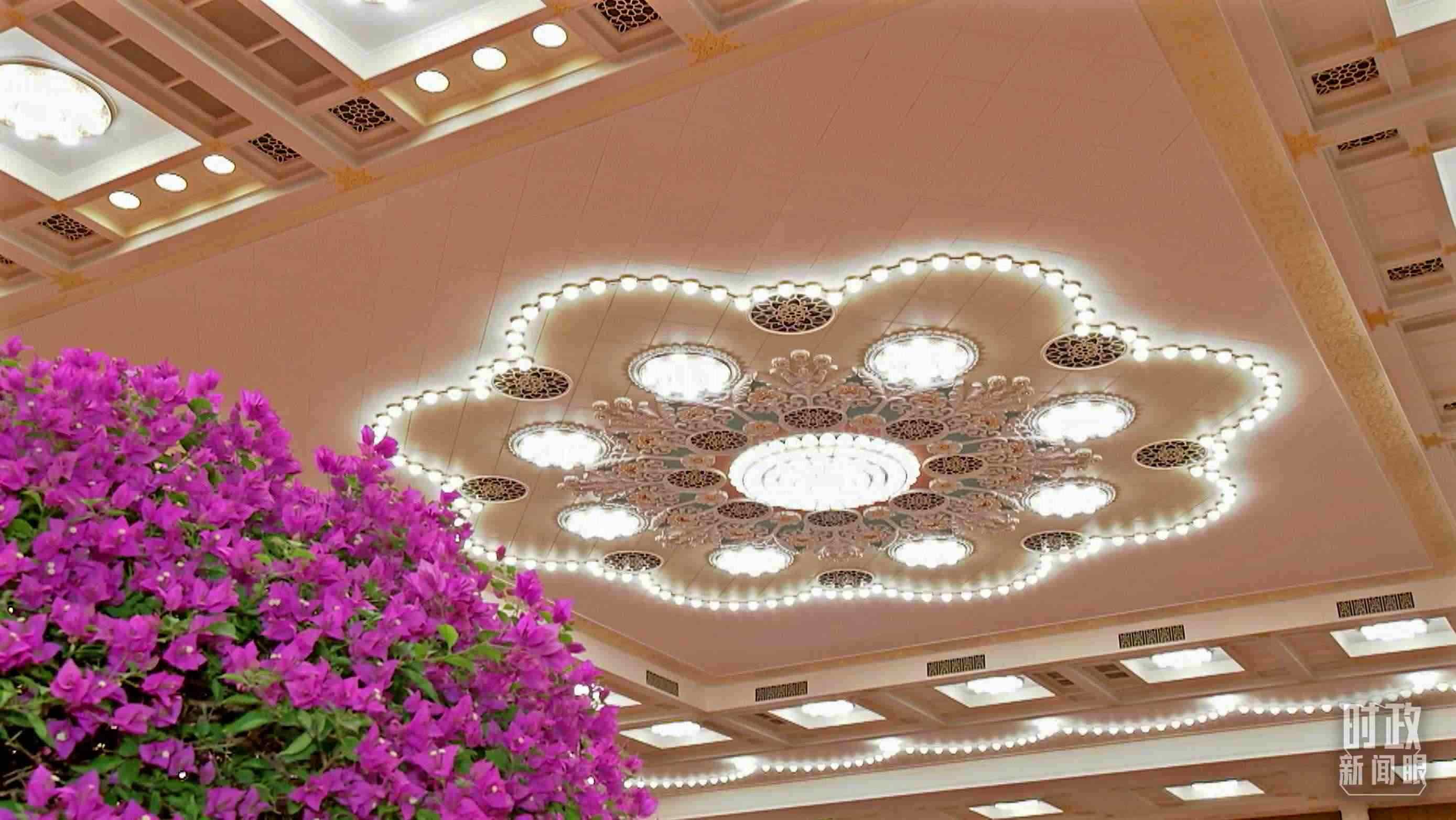 △人民大會(huì)堂宴會(huì)廳，華燈璀璨、鮮花綻放。