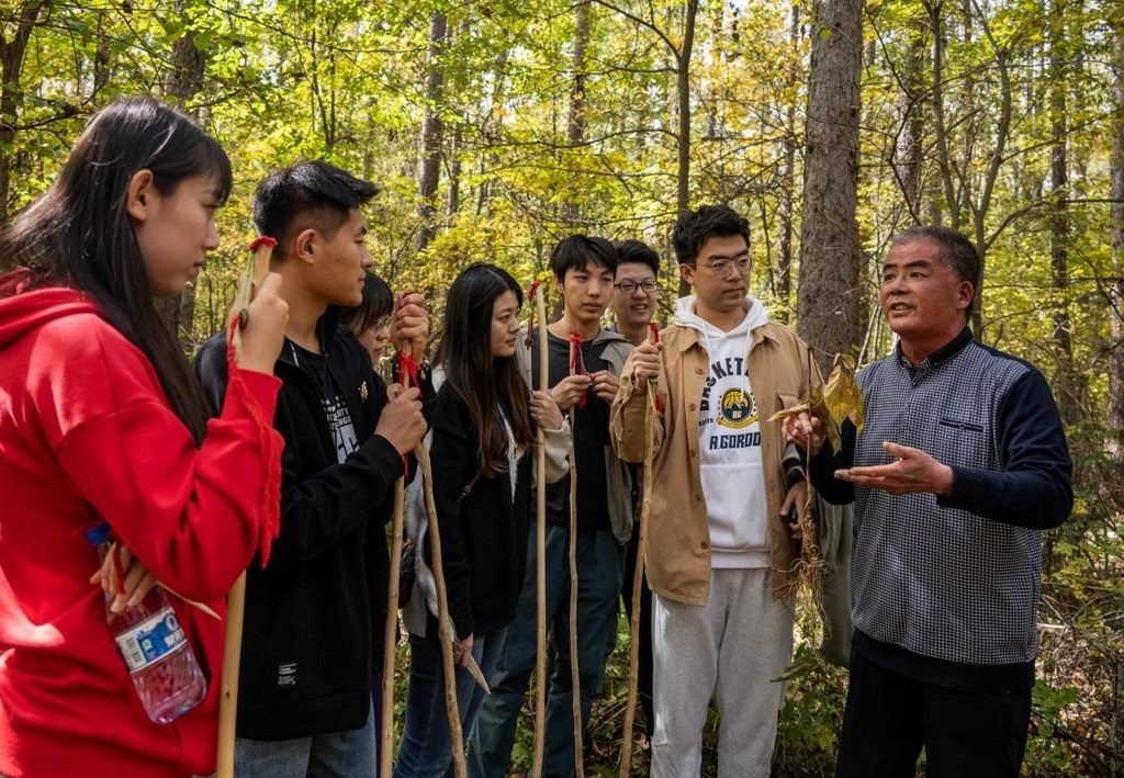 魏本勝為清華大學(xué)同學(xué)介紹長白山人參文化。嚴(yán)磊攝