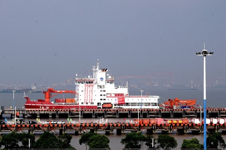 9月27日，“雪龍2”號(hào)極地科考破冰船停泊在中國極地考察國內(nèi)基地碼頭。當(dāng)日，由自然資源部組織的中國第13次北冰洋科學(xué)考察隊(duì)乘“雪龍2”號(hào)極地科考破冰船返回上海，標(biāo)志著中國第13次北冰洋科學(xué)考察任務(wù)圓滿完成。新華社記者 張建松 攝