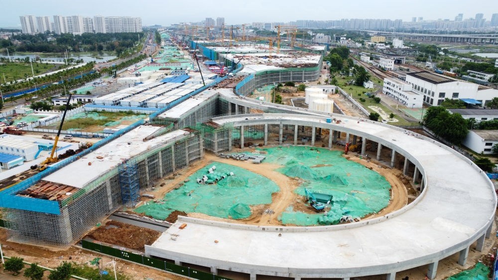 9月9日拍攝的?？谛潞８酆湍细邸岸€口岸”（貨運(yùn)）集中查驗(yàn)場所建設(shè)項(xiàng)目（無人機(jī)照片）。該項(xiàng)目是海南自貿(mào)港封關(guān)運(yùn)作重點(diǎn)項(xiàng)目。新華社記者 楊冠宇 攝