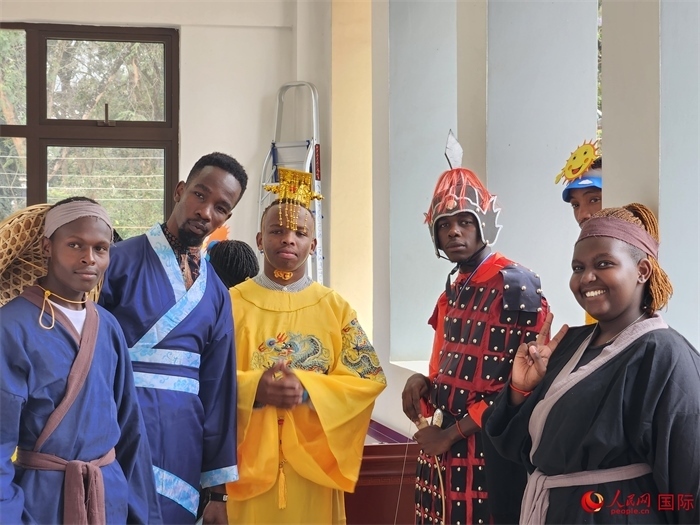 28日，肯尼亞內(nèi)羅畢大學(xué)孔子學(xué)院舉行“詩(shī)劇頌中秋，中肯共月明”中秋慶典，情景劇《嫦娥奔月》部分演員合影。人民網(wǎng)記者 黃煒鑫攝