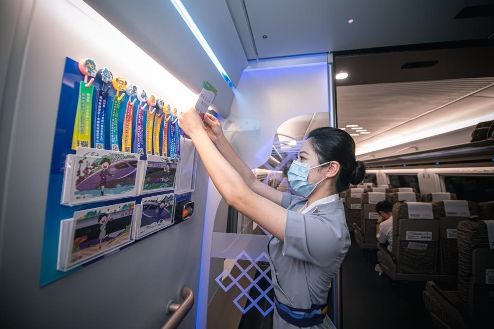 2023年9月16日，復(fù)興號(hào)亞運(yùn)智能動(dòng)車組列車正式載客運(yùn)營(yíng)。新華社記者 江漢 攝