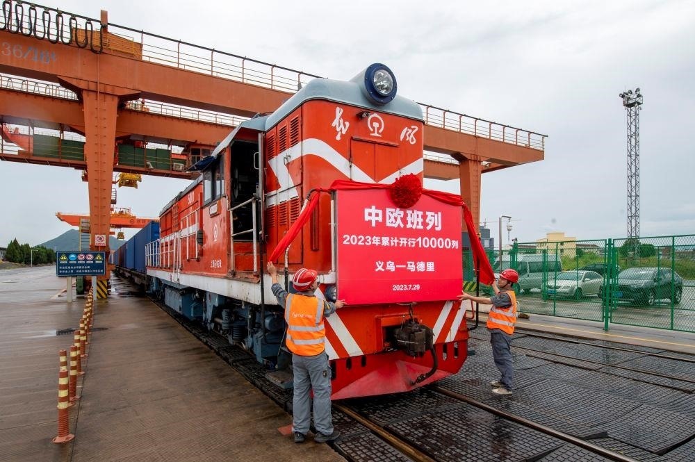 △2023年7月29日，滿載110個(gè)標(biāo)箱出口貨物的X8020次中歐班列從浙江義烏西站準(zhǔn)備啟程。