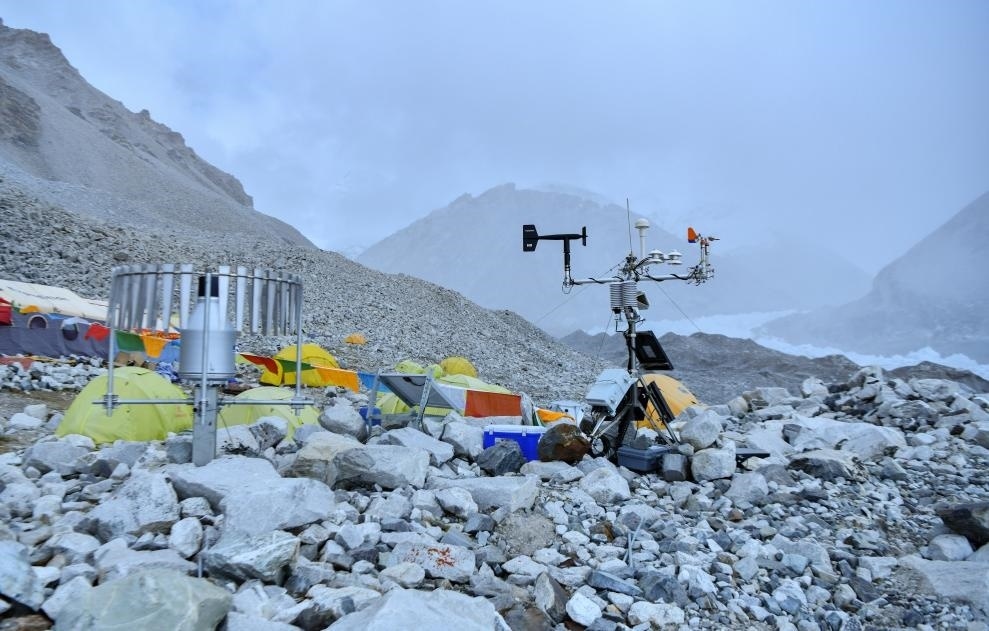 位于海拔5700米卓奧友峰前進營地的自動氣象站（9月29日攝）。新華社記者晉美多吉 攝