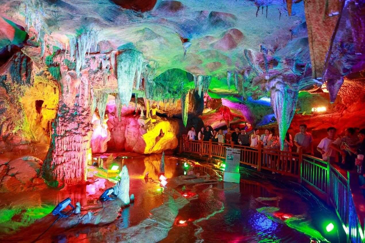 國(guó)慶假期期間，江西萬(wàn)年神農(nóng)宮景區(qū)游人如織。受訪者供圖