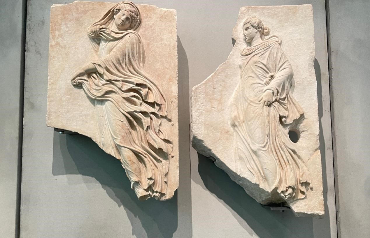 出自酒神劇場的浮雕，刻畫了舞者的形象。人民網(wǎng)記者 郭冠華攝