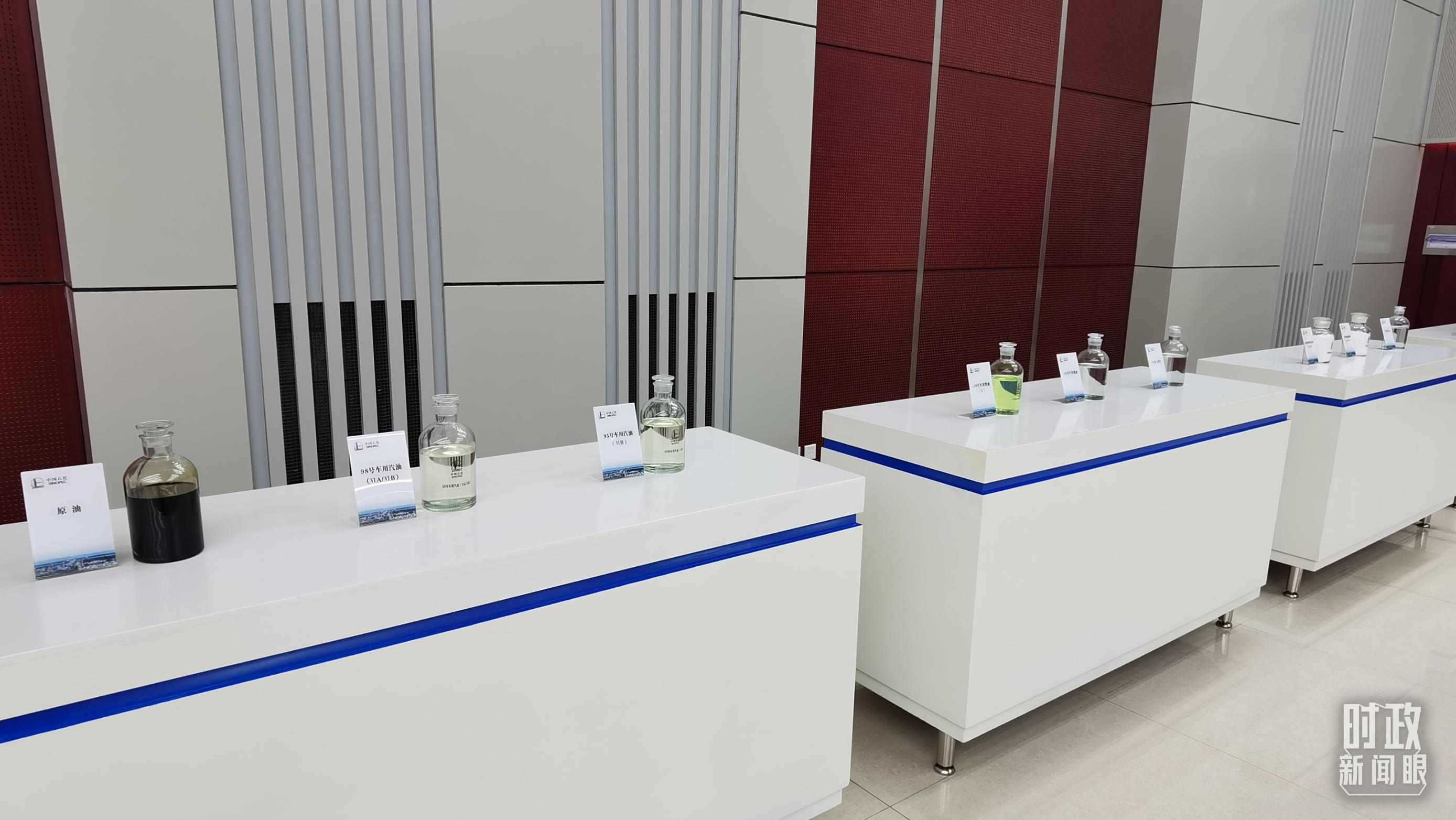 △中國石化九江分公司生產(chǎn)的產(chǎn)品展示。（總臺央視記者郭鴻拍攝）