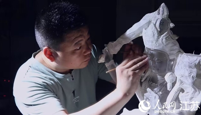 正在精雕細琢的東海水晶。 人民網(wǎng) 范堯攝