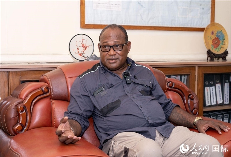 2023年9月13日，所羅門群島副總理兼基礎設施和發(fā)展部長梅納西·梅蘭加在首都霍尼亞拉接受人民網(wǎng)記者專訪。人民網(wǎng) 賀吉攝