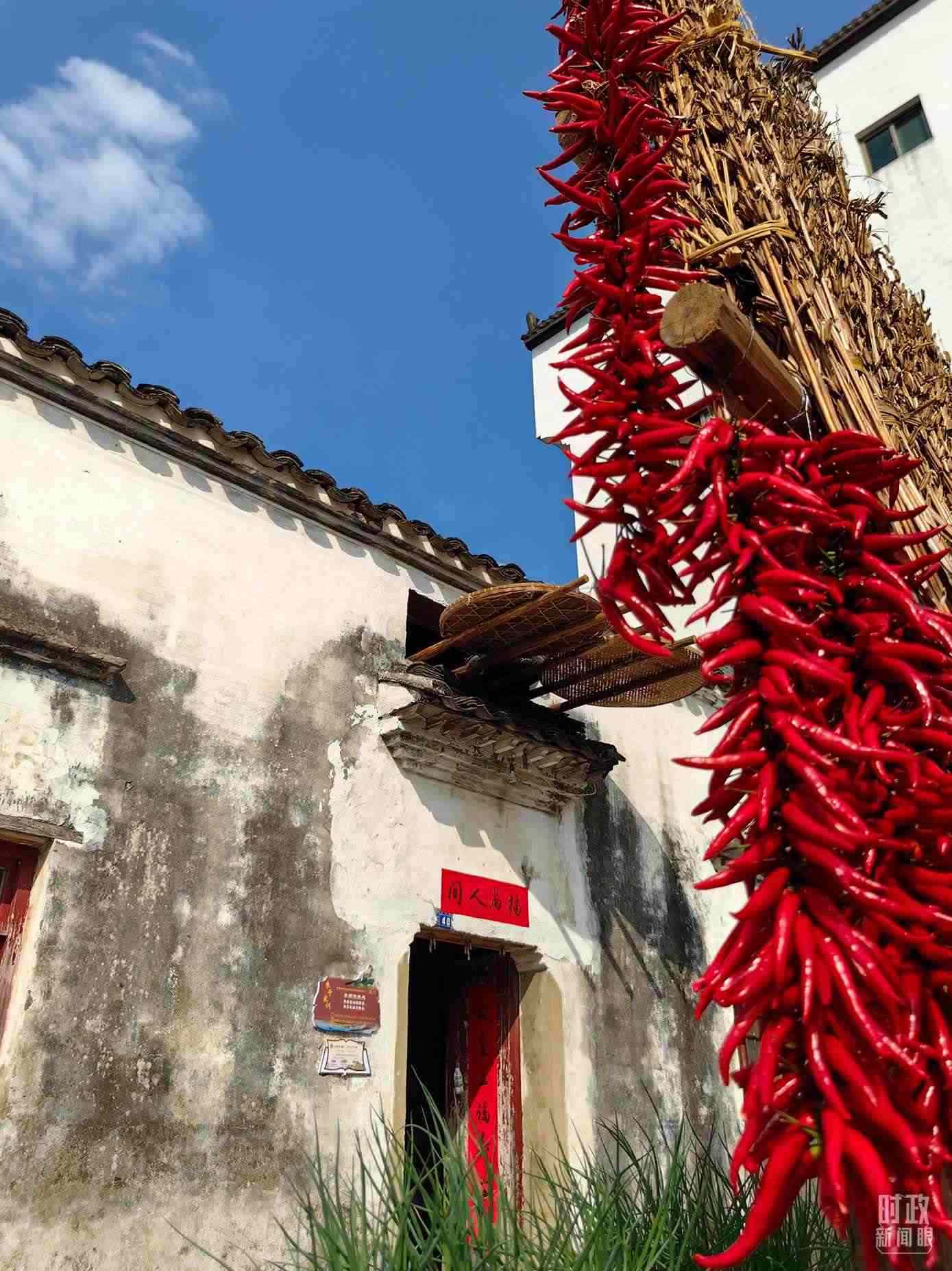 △石門村農(nóng)家晾曬的辣椒。（總臺央視記者段德文拍攝）