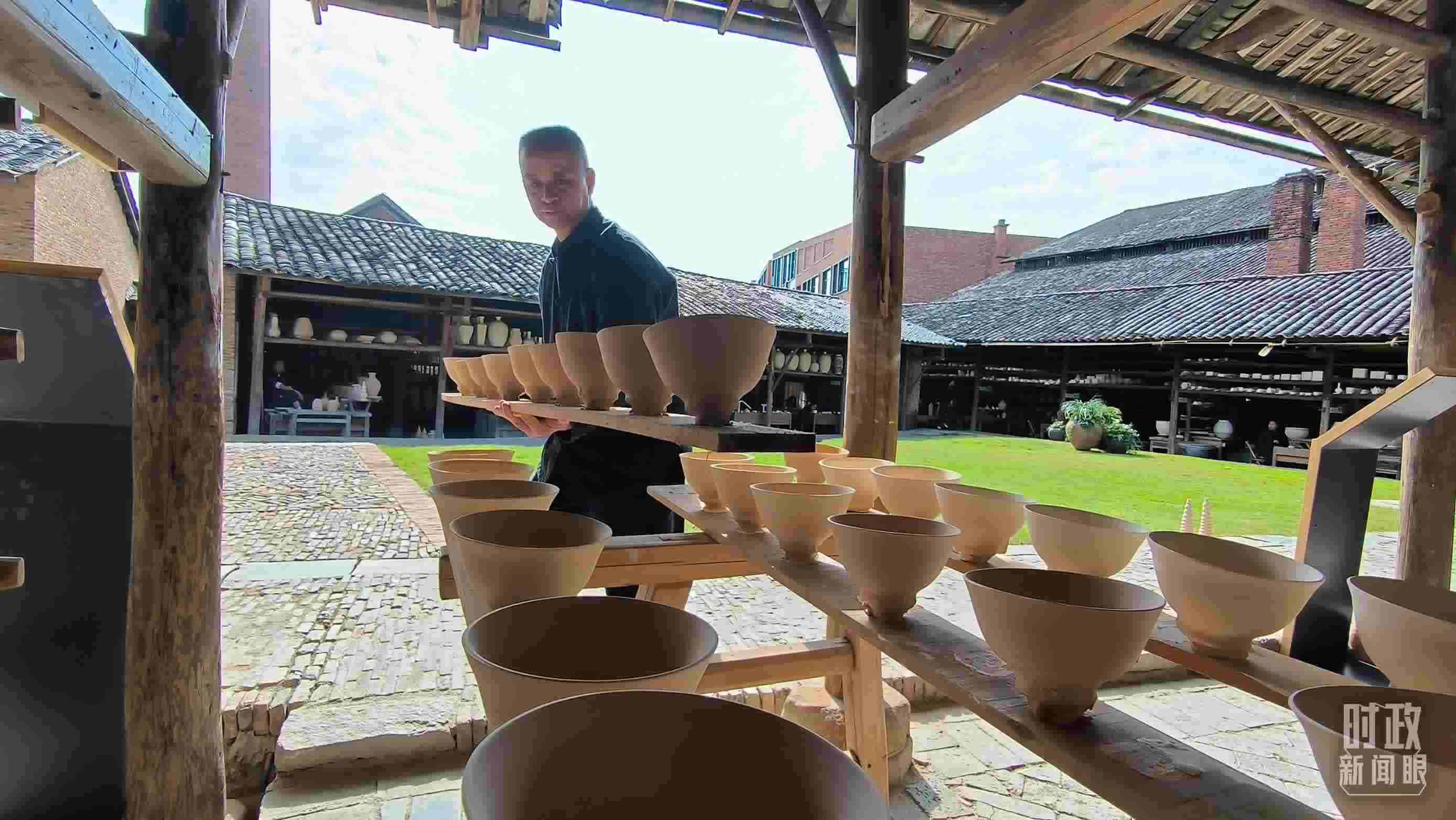 △匠人正在晾曬陶瓷制品。（總臺央視記者范凱拍攝）