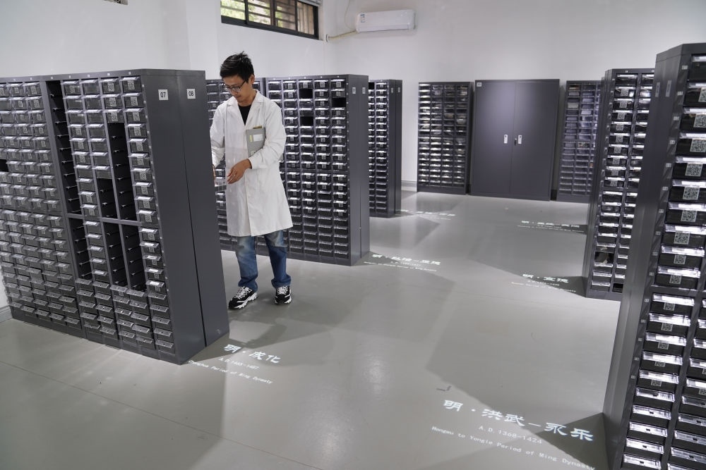 ↑工作人員在古陶瓷基因庫里工作（2023年5月16日攝）。