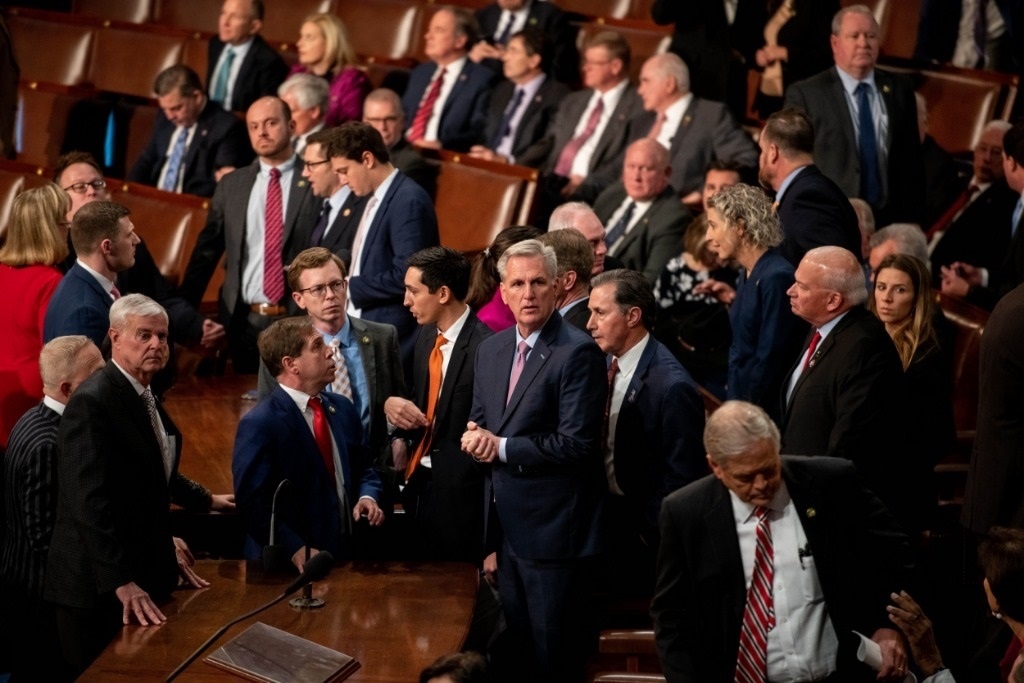 這是1月6日在美國華盛頓國會拍攝的凱文·麥卡錫（中）。新華社記者劉杰攝