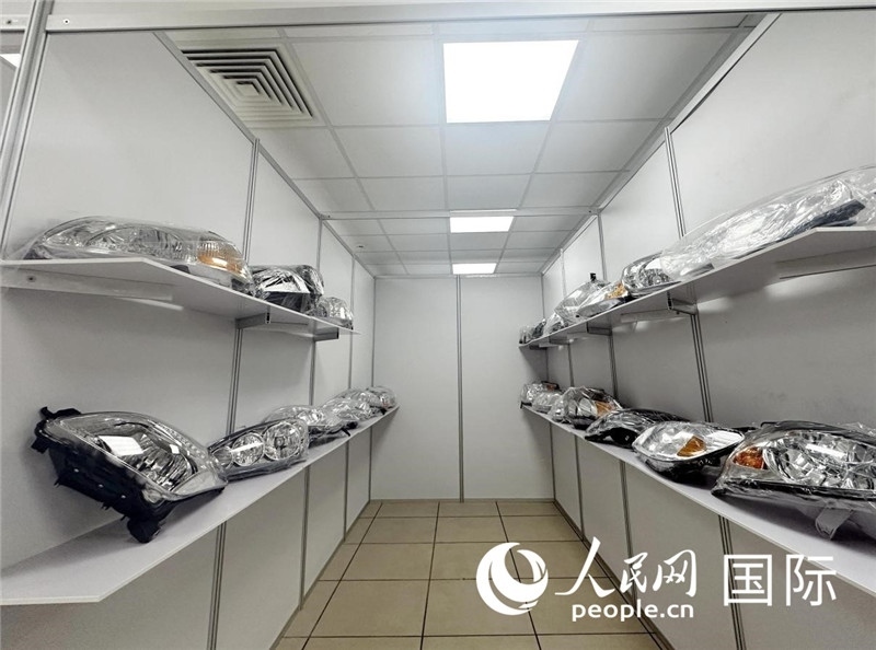 在位于莫斯科格林伍德國(guó)際貿(mào)易中心的浙江寧波優(yōu)質(zhì)商品展銷中心內(nèi)，展示著來自浙江寧波慈溪市的汽車配件樣品。人民網(wǎng)記者 申佳平攝