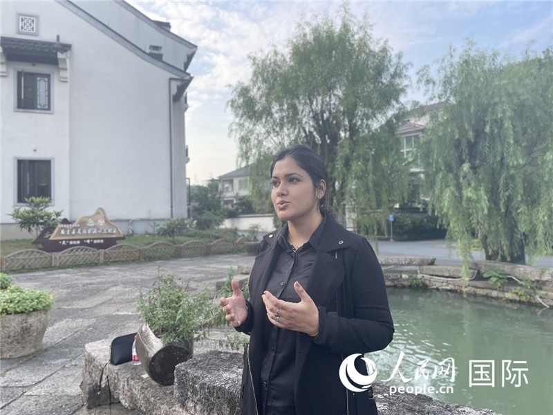 孟加拉國Channel 24電視頻道主持人伊斯拉特·阿敏在安吉接受記者采訪。人民網(wǎng)記者 張榮攝