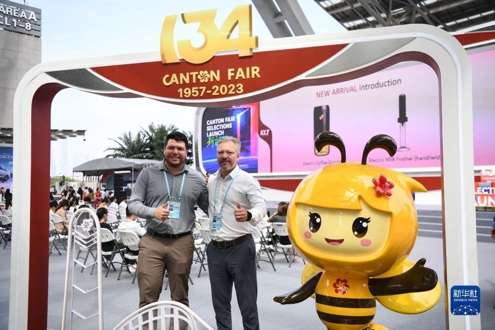 10月15日，來自巴西的采購商在廣交會(huì)上合影。新華社記者 鄧華 攝