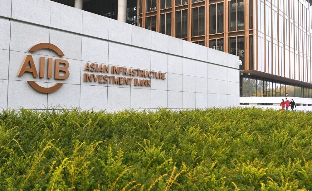 這是亞洲基礎(chǔ)設(shè)施投資銀行（亞投行）標(biāo)志（2021年10月25日攝）。新華社記者 李賀 攝