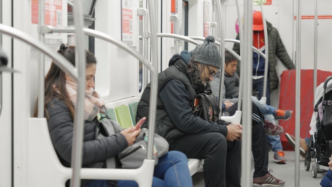 阿根廷布宜諾斯艾利斯市，乘客們乘坐A線地鐵從郊區(qū)前往市內(nèi)。人民網(wǎng)記者 張若涵攝