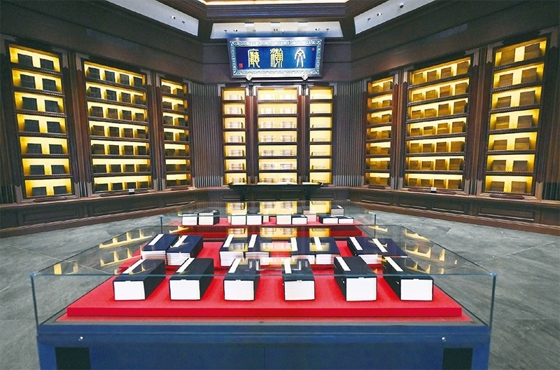 建設中國國家版本館，是以習近平同志為核心的黨中央作出的重大決策，是文明大國建設的基礎工程，是功在當代、利在千秋的標志性文化工程，充分體現(xiàn)了我們黨傳承發(fā)展中華文化的高度自覺、汲取歷史智慧更好走向未來的歷史主動。圖為2023年5月拍攝的中國國家版本館中央總館文瀚廳。 新華社發(fā)