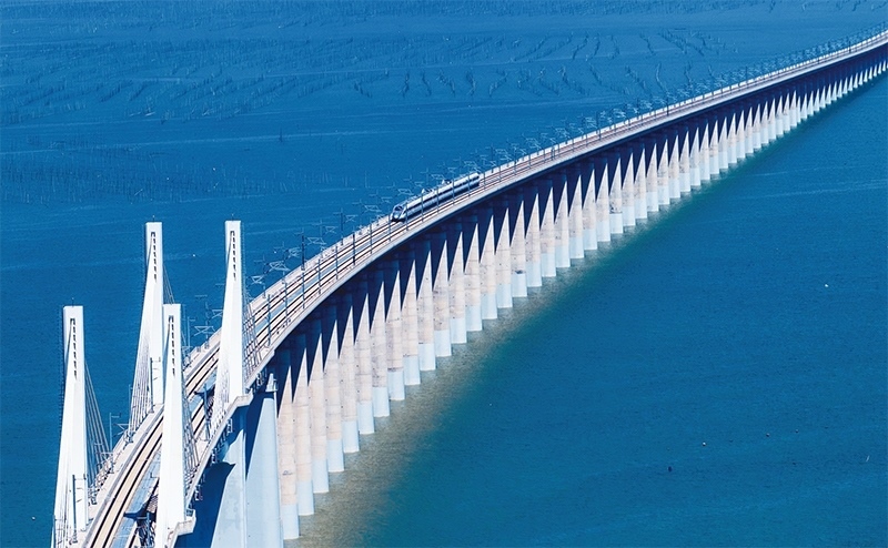 2023年9月28日，中國首條時速350公里跨海高鐵——福廈高鐵正式開通運營。圖為一列運行試驗車組駛過福廈高鐵湄洲灣跨海大橋（9月19日攝，無人機照片）。 新華社記者 魏培全/攝
