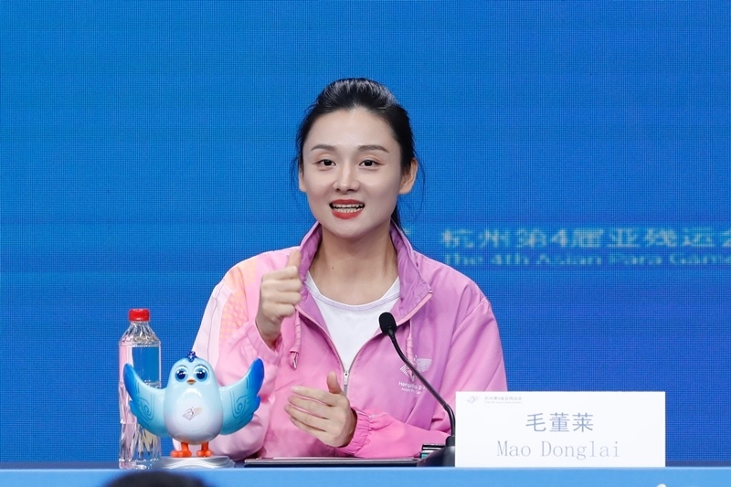 杭州市殘疾人綜合服務(wù)中心干事毛董萊介紹成為亞殘運會火炬手的經(jīng)歷。杭州亞殘組委供圖