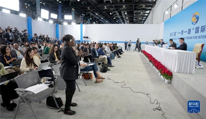 10月16日，第三屆“一帶一路”國(guó)際合作高峰論壇新聞中心在北京國(guó)家會(huì)議中心舉行首場(chǎng)吹風(fēng)會(huì)，邀請(qǐng)自然資源部國(guó)際合作司和相關(guān)單位負(fù)責(zé)人介紹有關(guān)情況，并回答記者提問(wèn)。新華社記者 王毓國(guó)攝