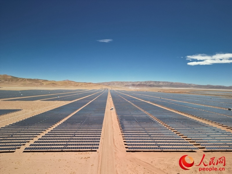高查瑞光伏電站次第排開的光伏板（局部）。人民網(wǎng)記者 張若涵攝