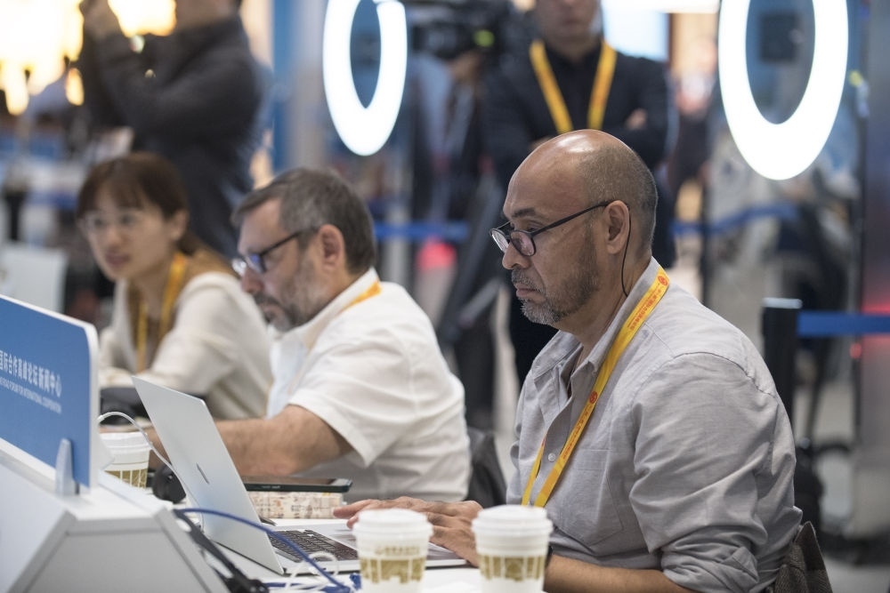 記者在“一帶一路”國際合作高峰論壇新聞中心工作（2023年10月17日攝）。