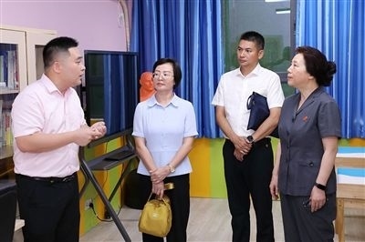 圖③：“小公民法律課堂”開講前，全國人大代表殷其龍（右二）、重慶市人大代表李自玲（左二）聽取楊家坪中學負責人關(guān)于未成年人思想教育工作情況的介紹。