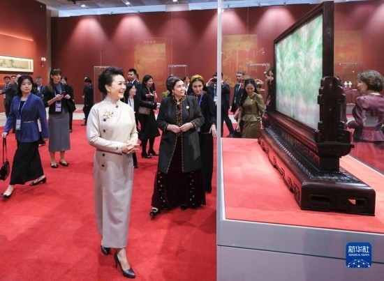  10月18日上午，國家主席習(xí)近平夫人彭麗媛邀請出席第三屆“一帶一路”國際合作高峰論壇的外方領(lǐng)導(dǎo)人夫人參觀中國工藝美術(shù)館（中國非物質(zhì)文化遺產(chǎn)館）。這是彭麗媛同外方領(lǐng)導(dǎo)人夫人參觀展品。新華社記者 丁林 攝