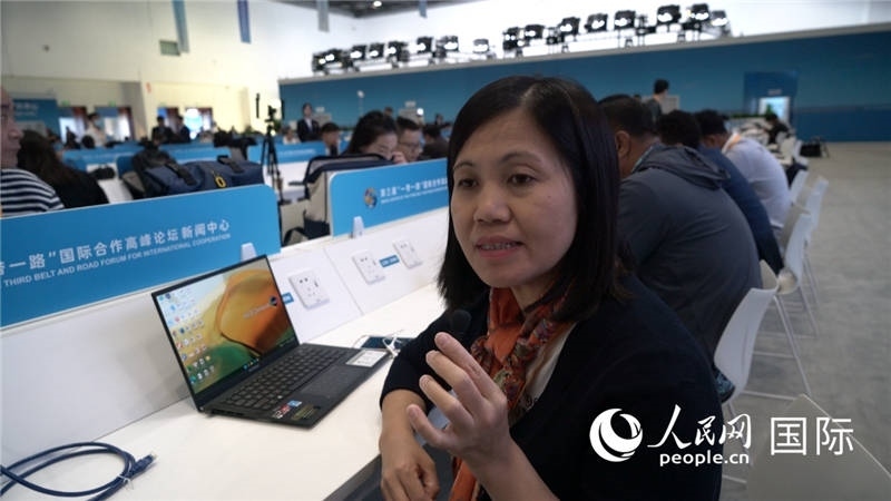 越南之聲廣播電臺(tái)記者胡鴻行（音譯，H? H?ng H?nh）與記者交談。人民網(wǎng) 楊春燕攝