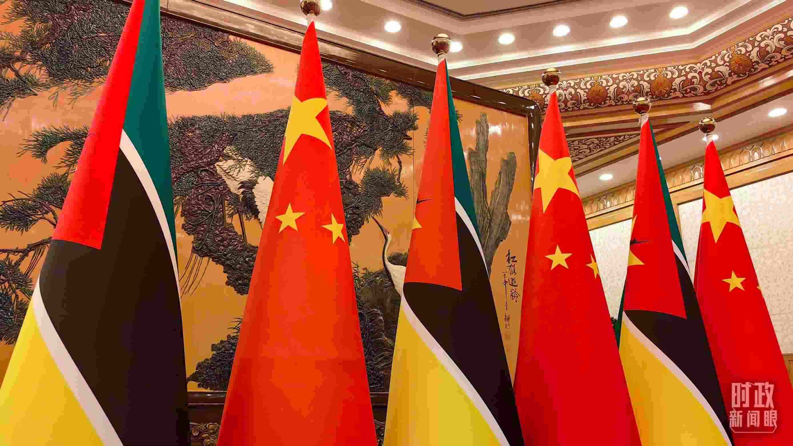 △會見現(xiàn)場，中國、莫桑比克兩國國旗。（總臺央廣記者潘毅拍攝）