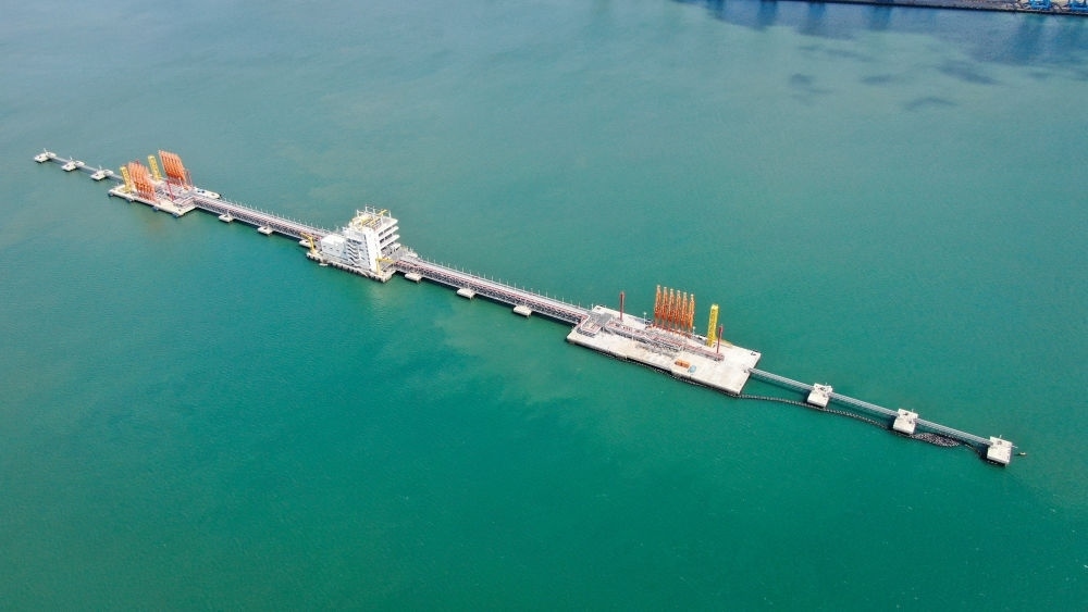 這是肯尼亞蒙巴薩油碼頭（2023年9月20日攝，無人機(jī)照片）。新華社發(fā)（中國交通建設(shè)股份有限公司肯尼亞蒙巴薩新建油碼頭項(xiàng)目部供圖）