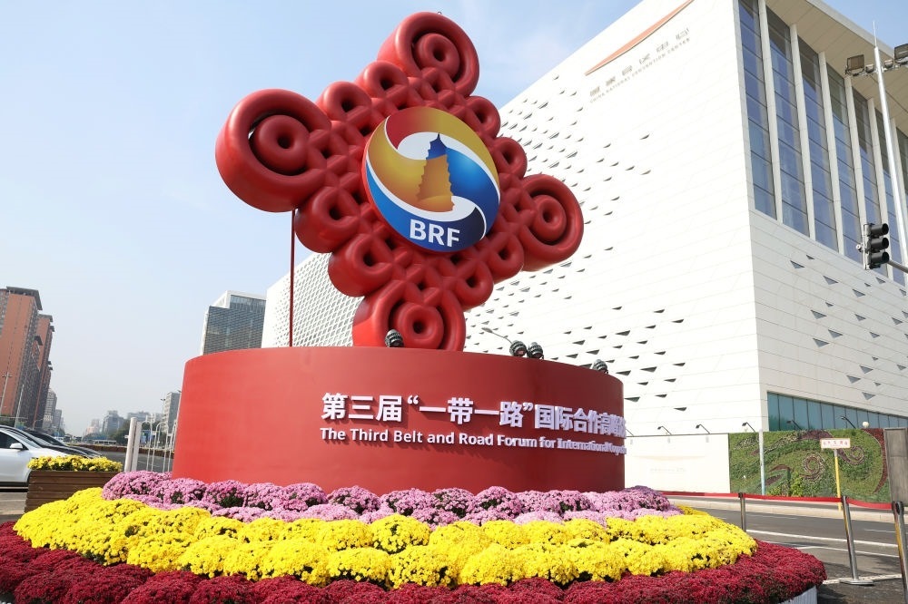 這是在北京國家會(huì)議中心附近拍攝的“一帶一路”國際合作高峰論壇景觀布置（2023年10月17日攝）。新華社記者 陳斌 攝