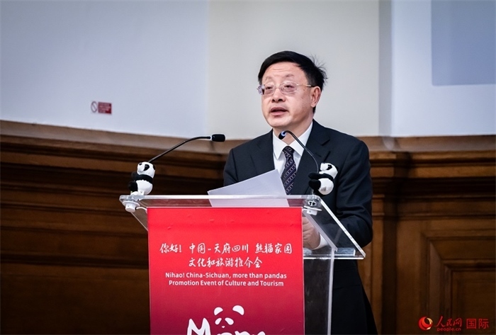 四川省文化和旅游廳廳長戴允康作文化旅游推介。人民網(wǎng) 郭錦標(biāo)攝