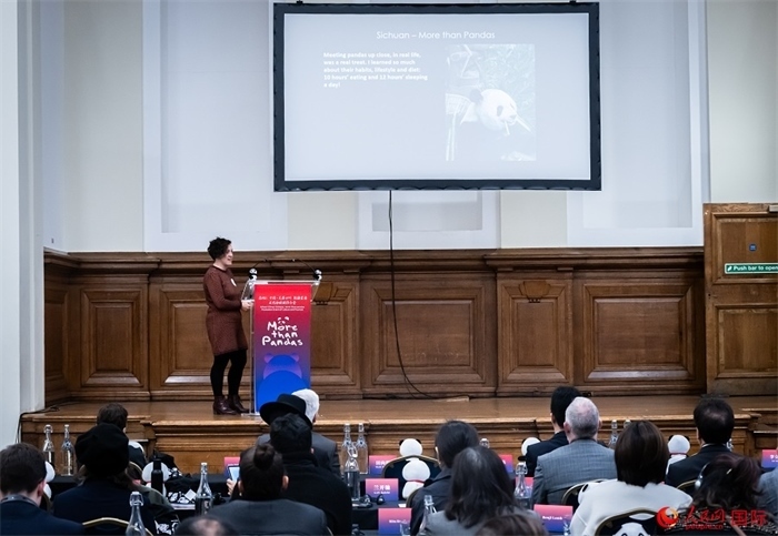 英國旅游達(dá)人瑪麗亞·拉莫爾作來川游歷主題分享。人民網(wǎng) 郭錦標(biāo)攝