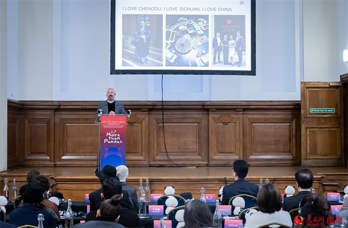 英國群英創(chuàng)意全球首席執(zhí)行官杰米·撒杰特在現(xiàn)場發(fā)言，分享如何進(jìn)一步提升四川旅游的國際影響力、吸引更多的英國游客。人民網(wǎng) 郭錦標(biāo)攝